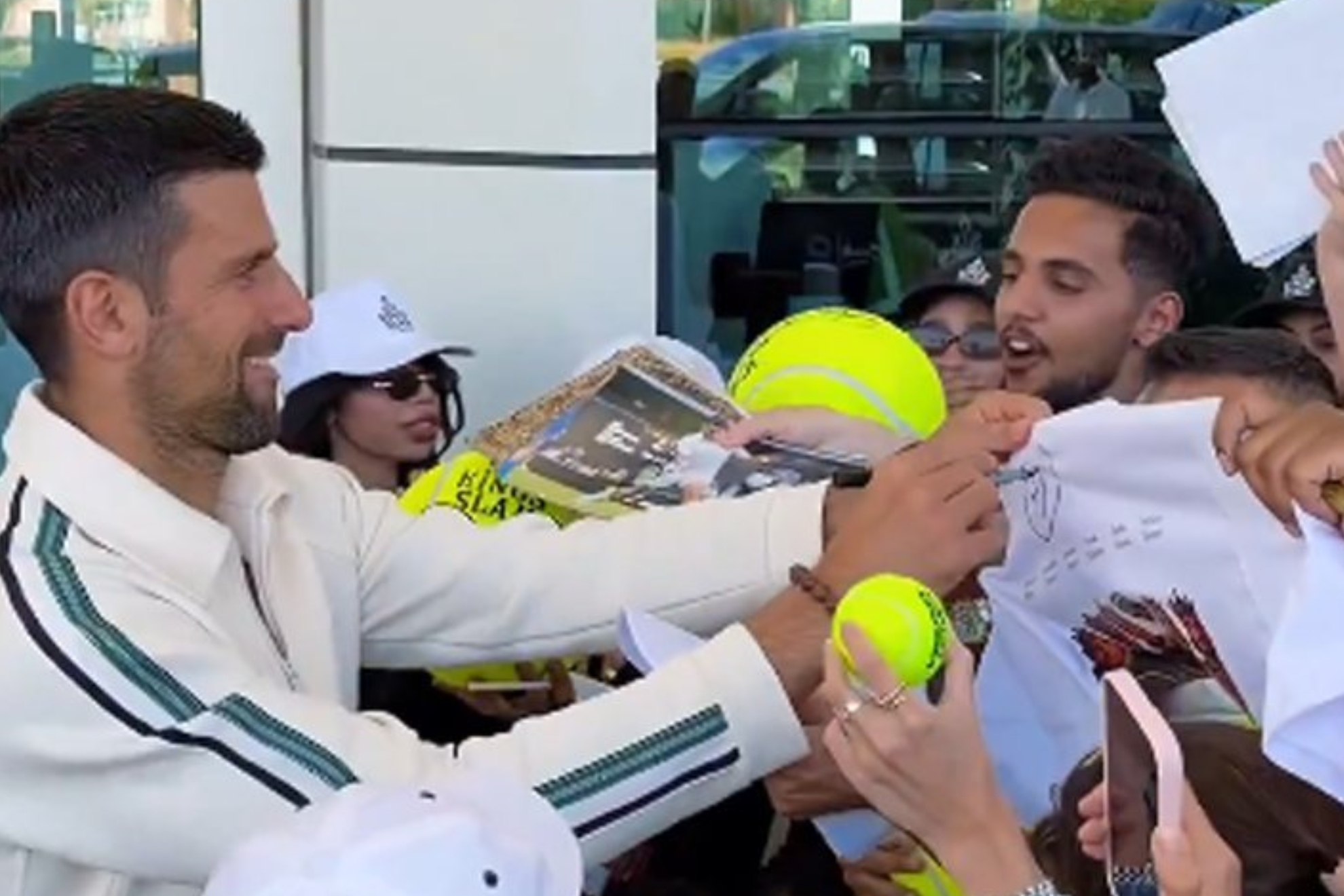 Djokovic firma autógrafos en Riad.