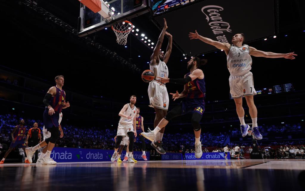 Tornike Shengelia doble un pase para Jan Vesely.