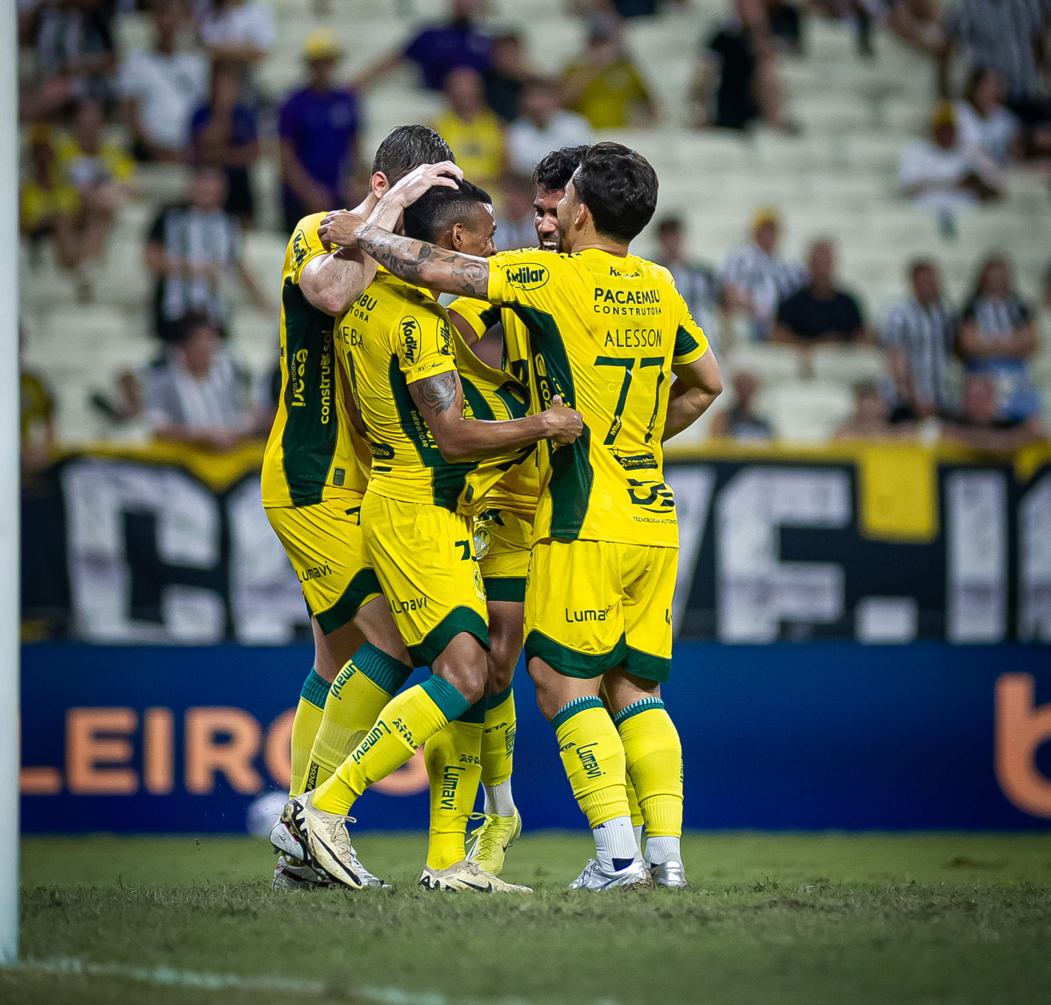 Los jugadores del Marissol, celebran un gol
