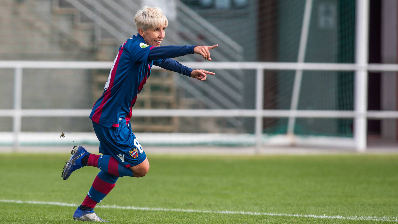 Sonia Bermúdez celebra un gol con el Levante