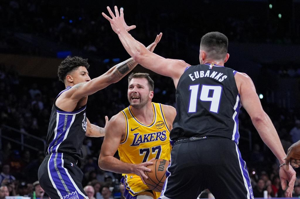 Luka Doncic penetra entre la defensa de Drew Eubanks y Nique Clifford.