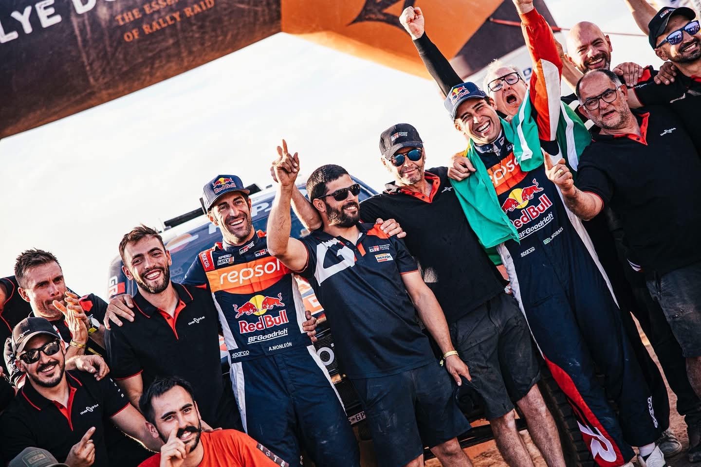 Lucas Moraes y su copiloto, el español Armand Monleón, celebran el título con Toyota.