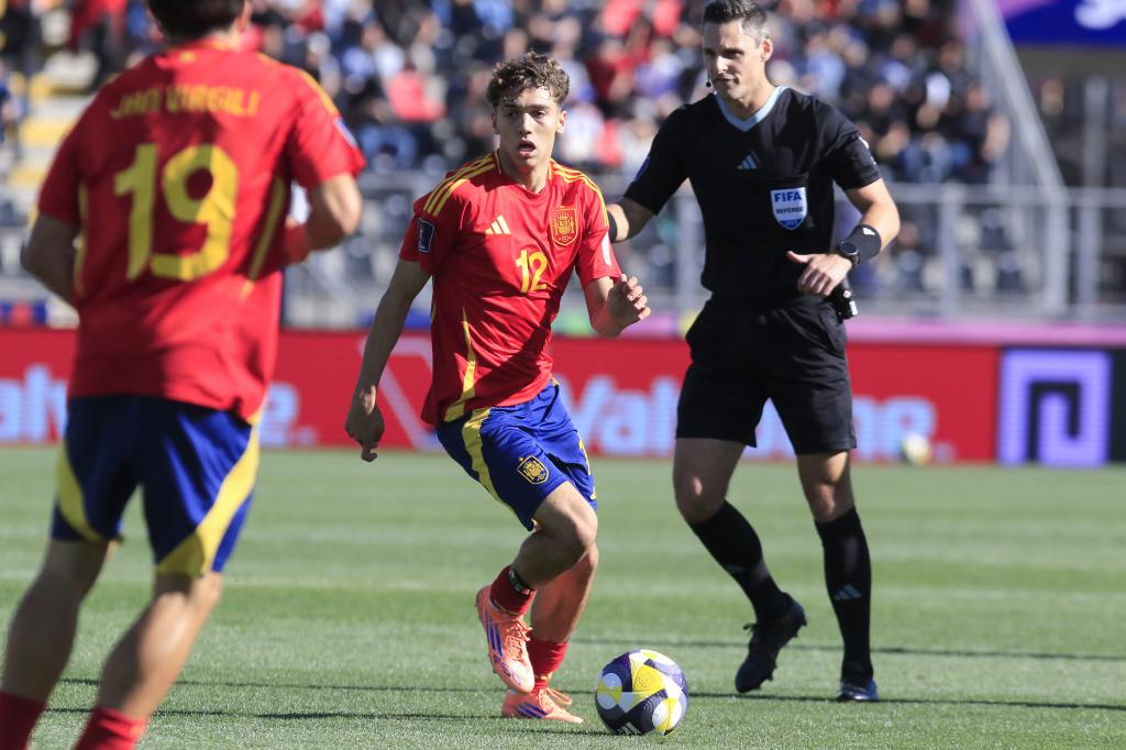 Thiago Pitarch controla el balón en los cuartos de final de la Copa Mundial Sub-20.