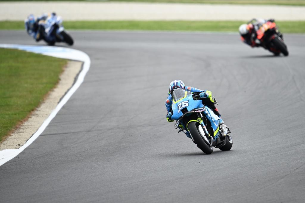 Raúl Fernández, liderando delante de Acosta y Álex Márquez.