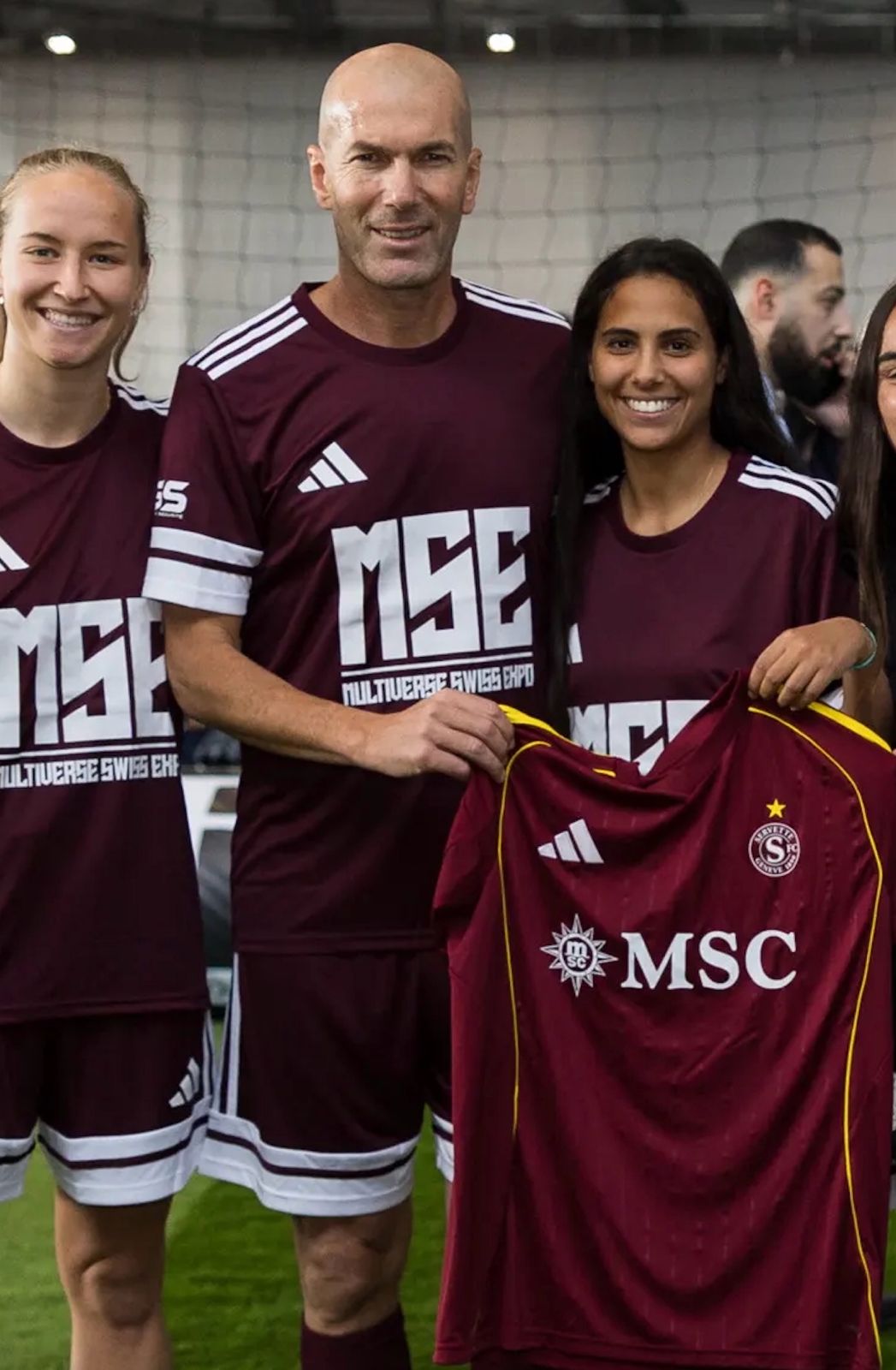 Daina Bourma, capitana del Servette Chênois Fémenin hace entrega
de una camiseta del equipo)