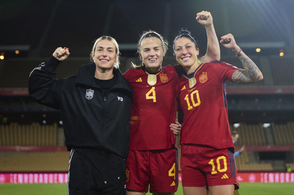 Alexia Putellas, Irene Paredes y Jenni Hermoso posan en La Cartuja
