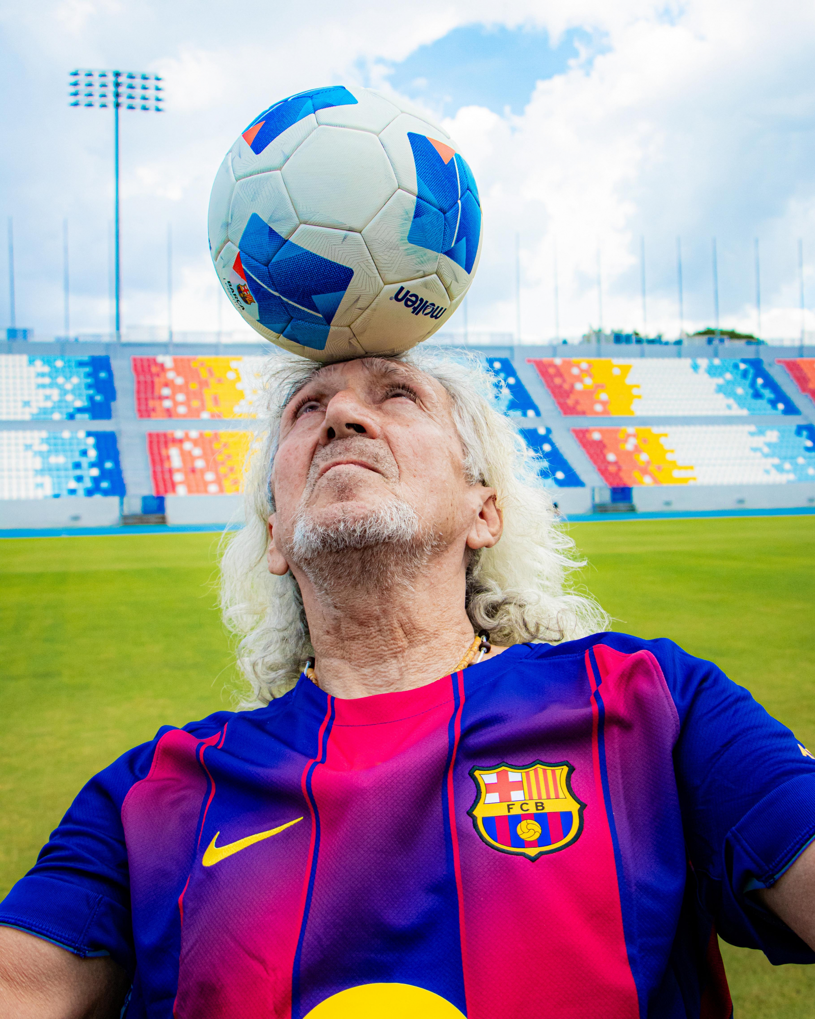 Mágico González, con el balón.
