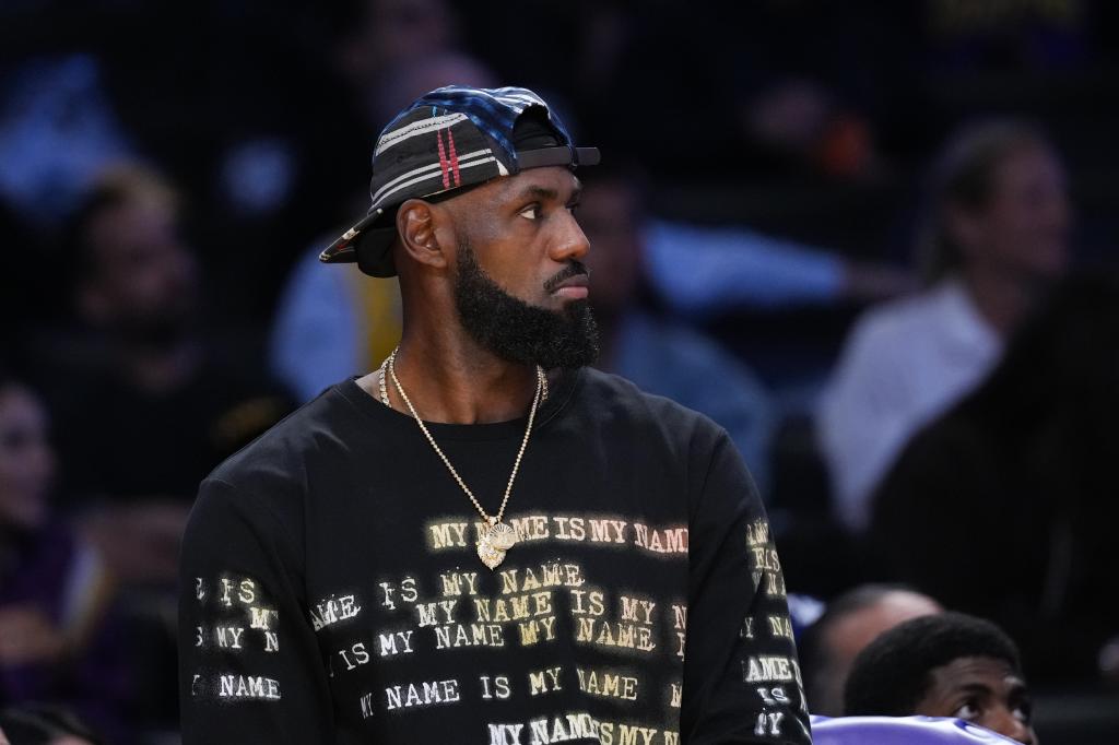 LeBron James, viendo desde el banquillo un partido de pretemporada de los Lakers.