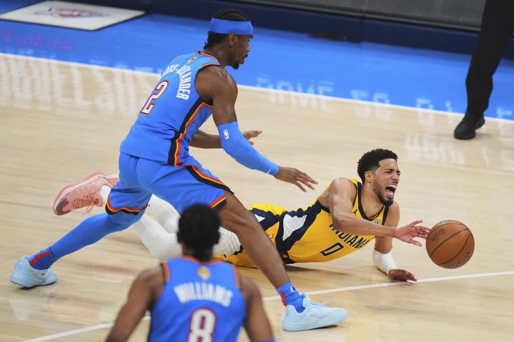 Tyrese Haliburton cae lesionado durante el séptimo partido de la final de la NBA ante los Thunder.