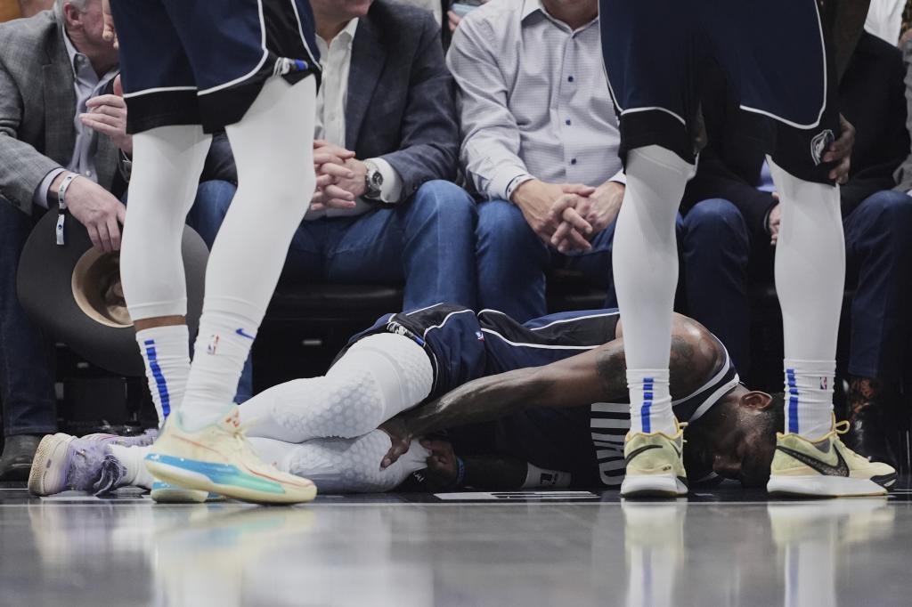 Kyrie Irving, tras sufrir su lesión en la rodilla derecha.