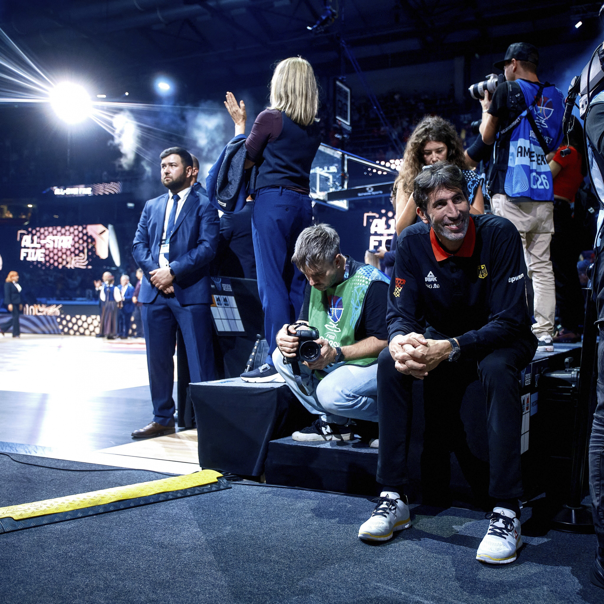 Alex Mumbrú, sentado junto a los fotógrafos tras ganar el oro con Alemania.