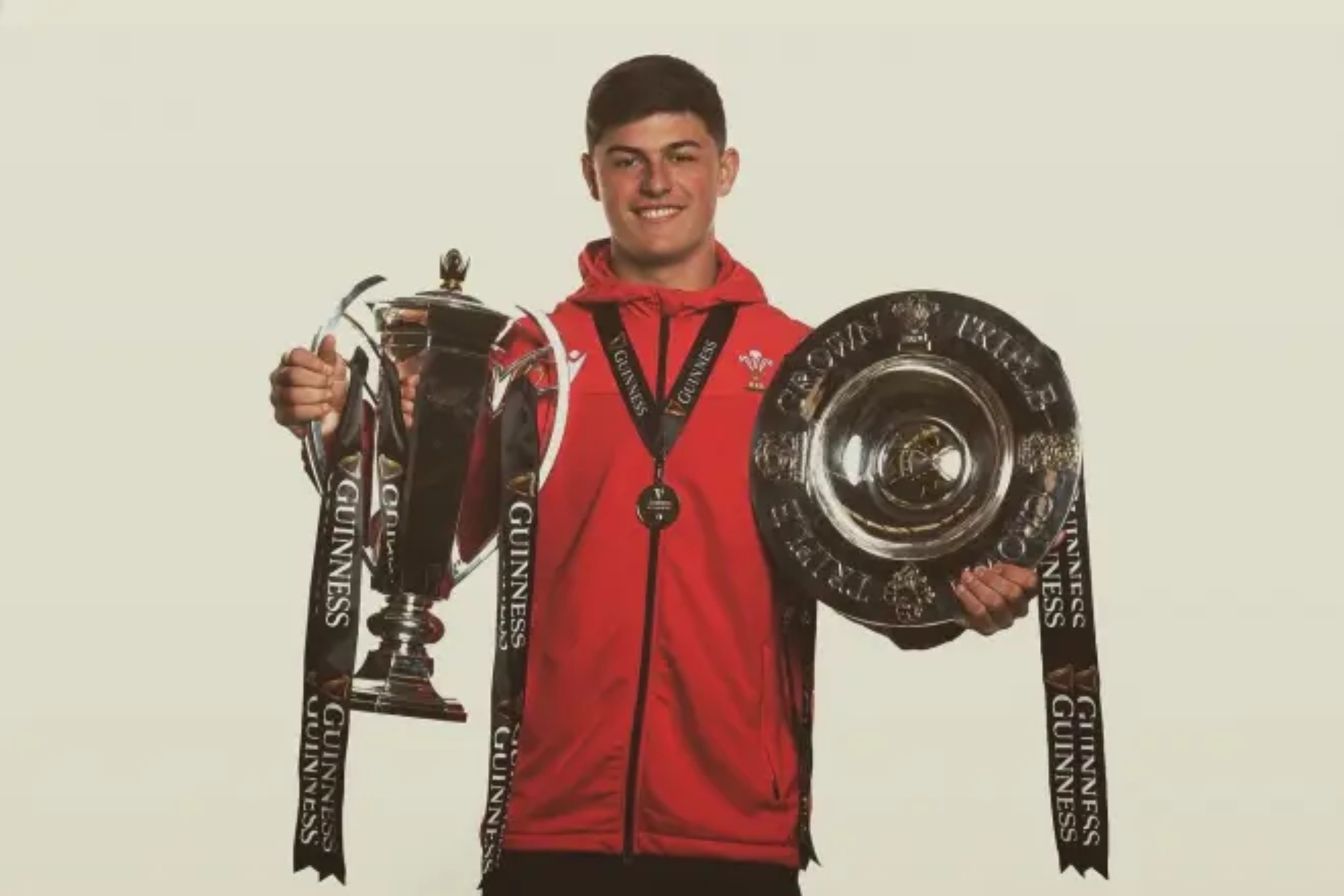Louis Rees-Zammit con el trofeo del Seis Naciones