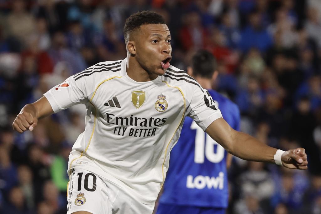 El delantero francés del Real Madrid, Kylian Mbappé, celebra el primer gol del equipo madridista durante el partido de la jornada 9 de LaLiga EA Sports que Getafe y Real Madrid disputan hoy domingo en el Coliseum, en Getafe