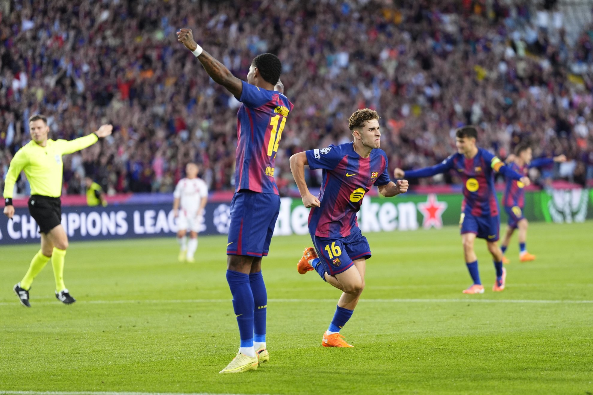 Fermín López celebra el primero de sus goles contra Olympiacos