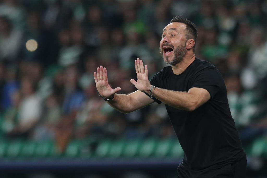 Roberto De Zerbi dando instrucciones a sus jugadores durante el partido