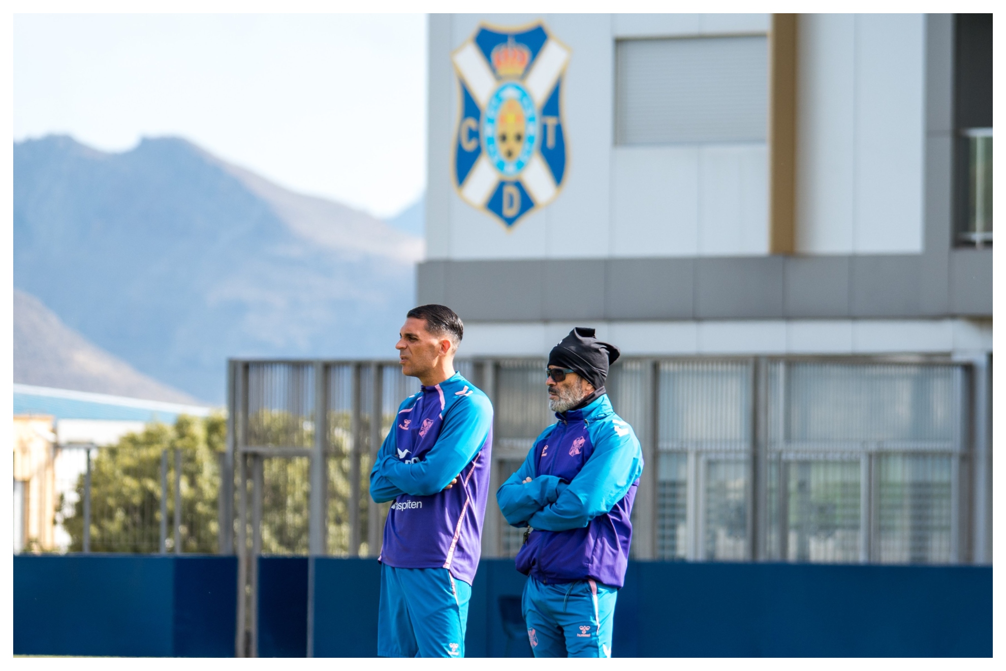 Álvaro Cervera junto a su segundo técnico Roberto Perera