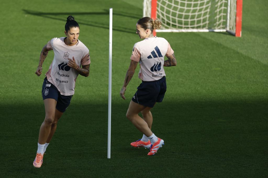 Jenni Hermoso y Mapi León durante un entrenamiento en Las Rozas