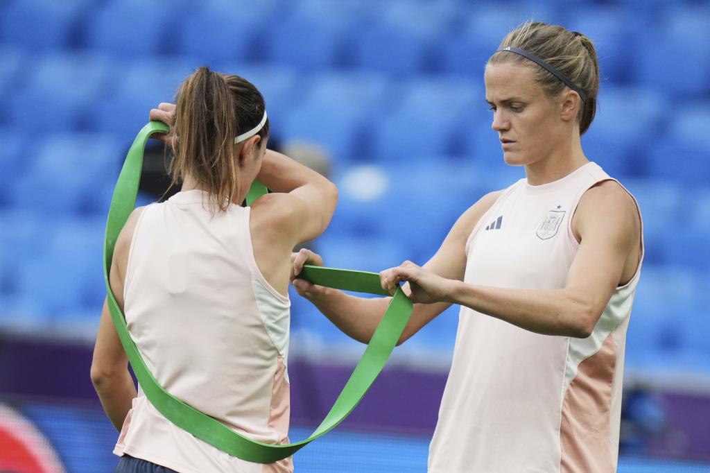 Irene Paredes y Aitana Bonmatí en la previa de la final de la Eurocopa