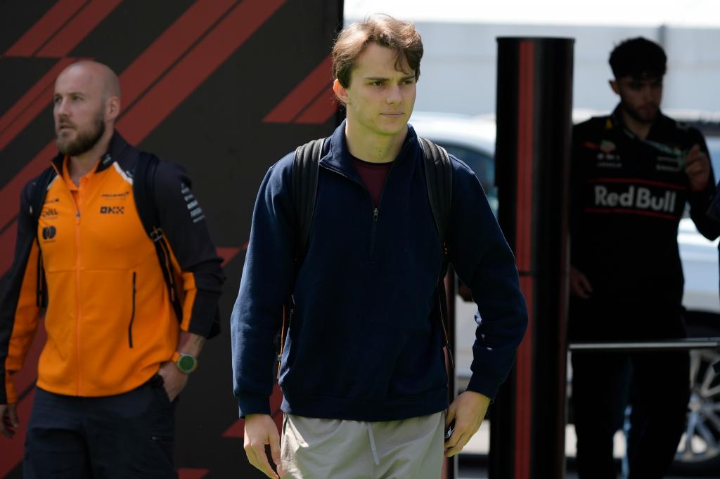 Piastri llega al circuito.