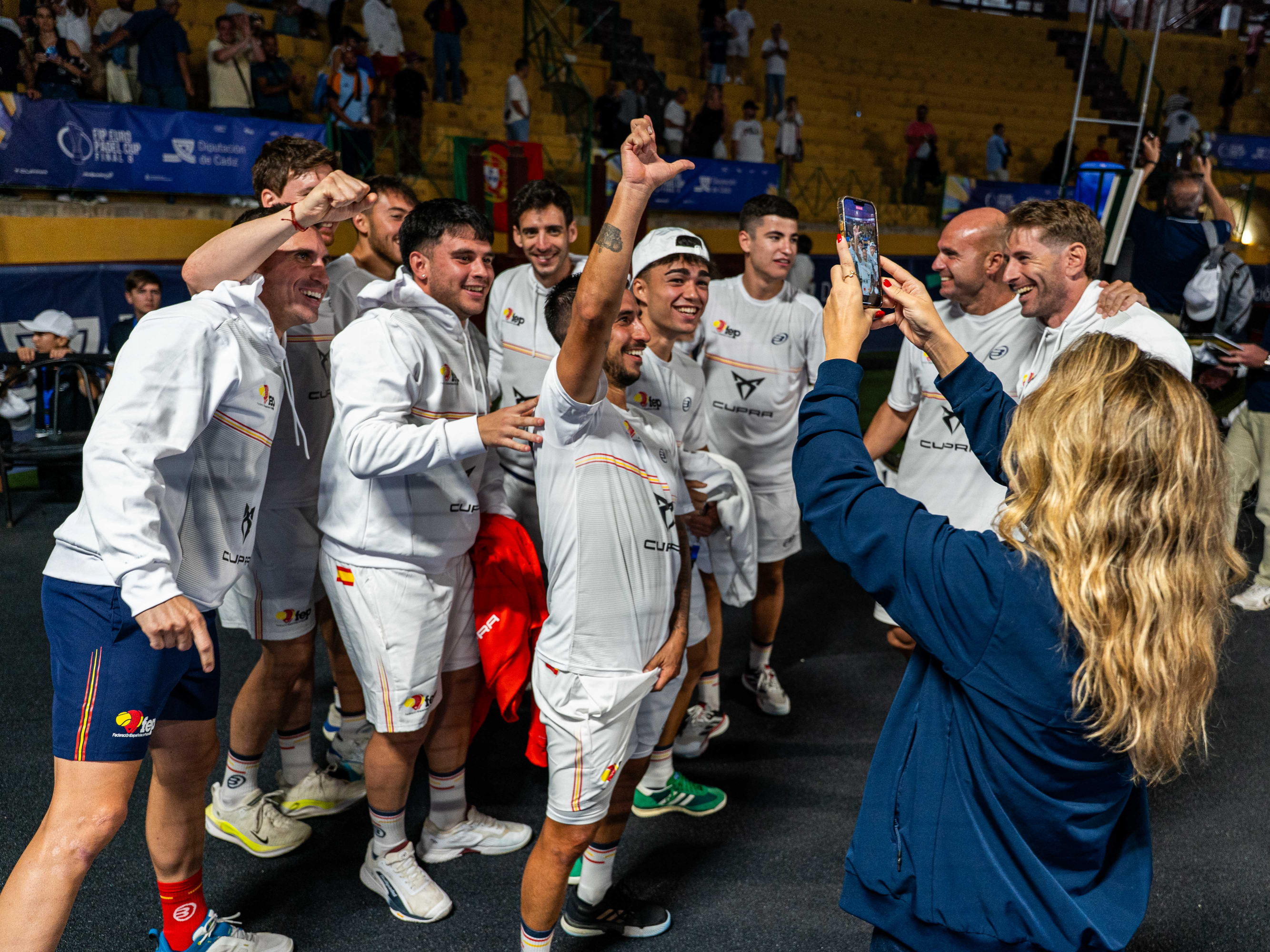 España celebra el pase a las semifinales.
