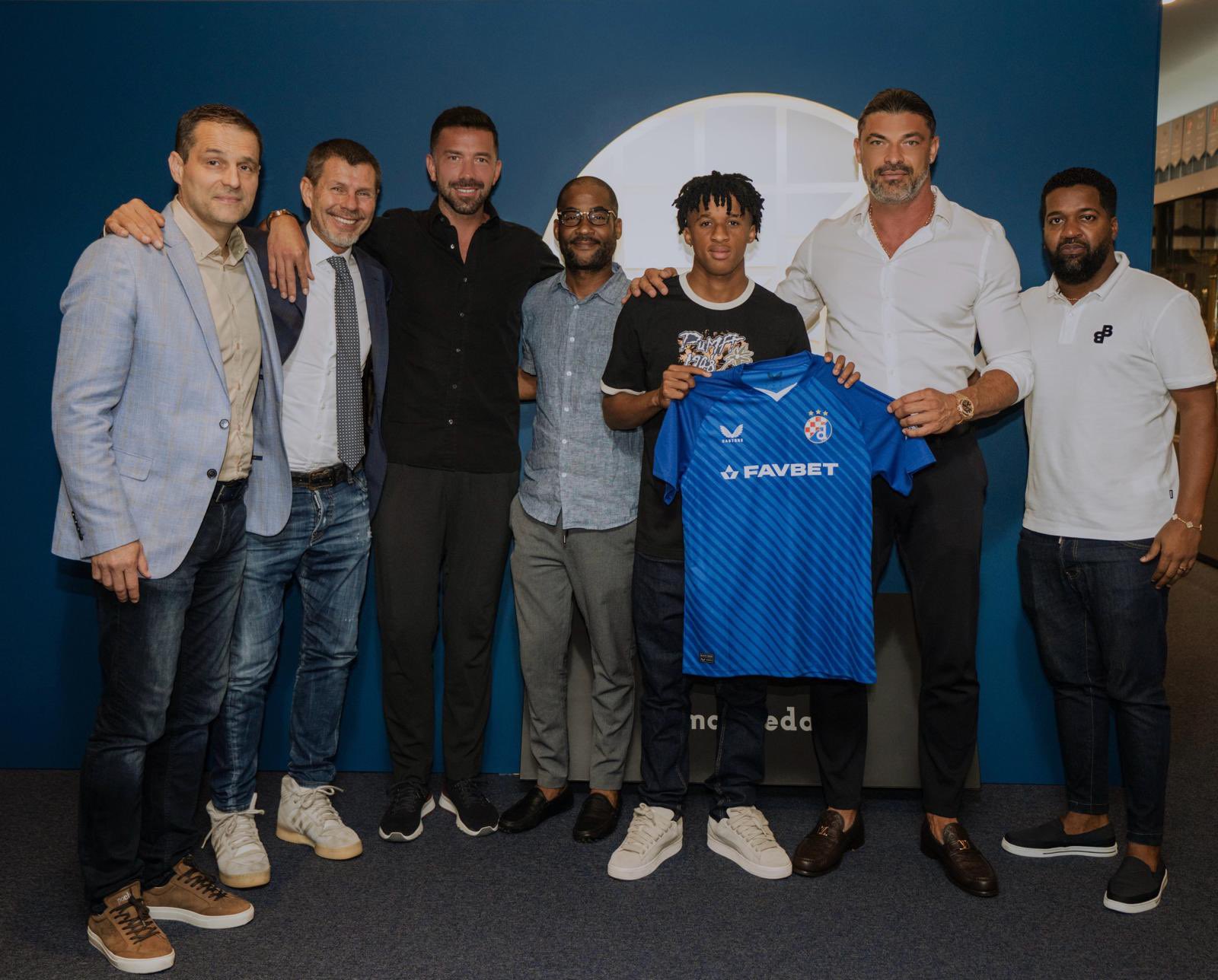 Cardoso Varela, posando con la camiseta del Dinamo Zagreb