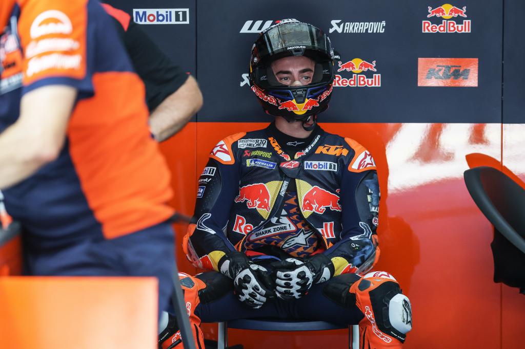 Pedro Acosta, en su box, en Sepang.
