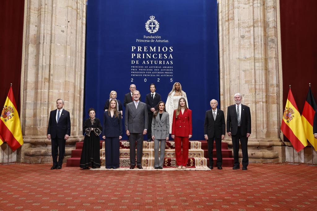 Los reyes Felipe VI y Letizia junto a la princesa Leonor y la infanta Sofía posan con los galardonados con los Premios Princesa de Asturias 2025.