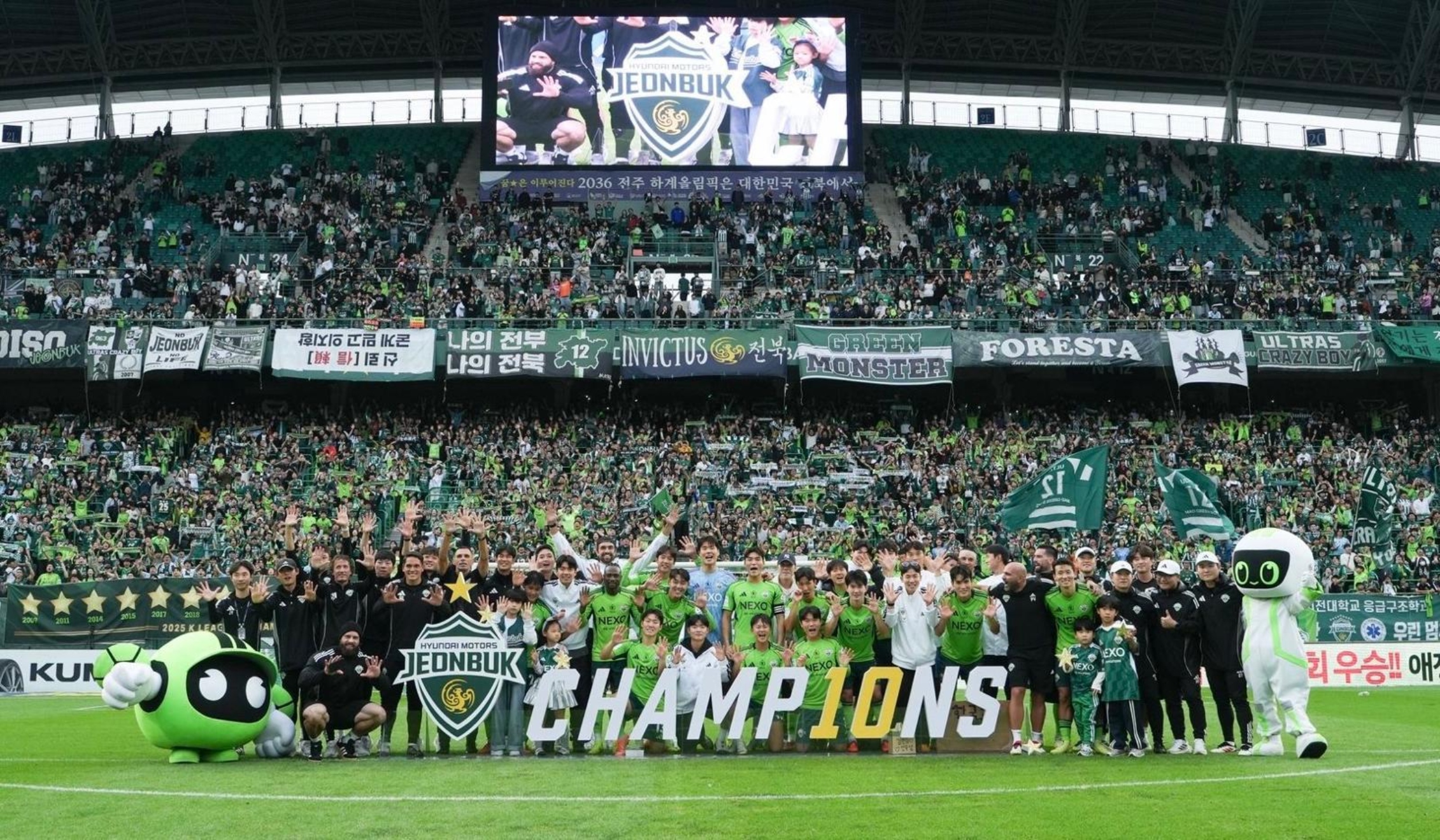 El equipo celebrando el título de liga tras la victoria ante el Gimcheon Sangmu Football Club.