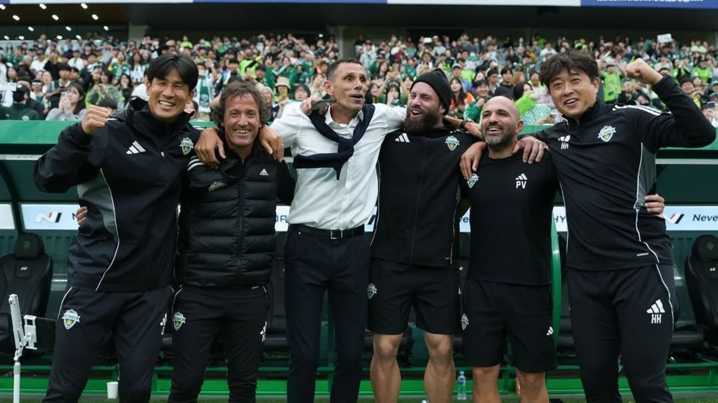 El equipo celebrando el título de liga tras la victoria ante el Gimcheon Sangmu Football Club.