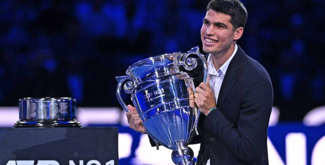 Alcaraz, con el trofeo de número 1 de 2022.