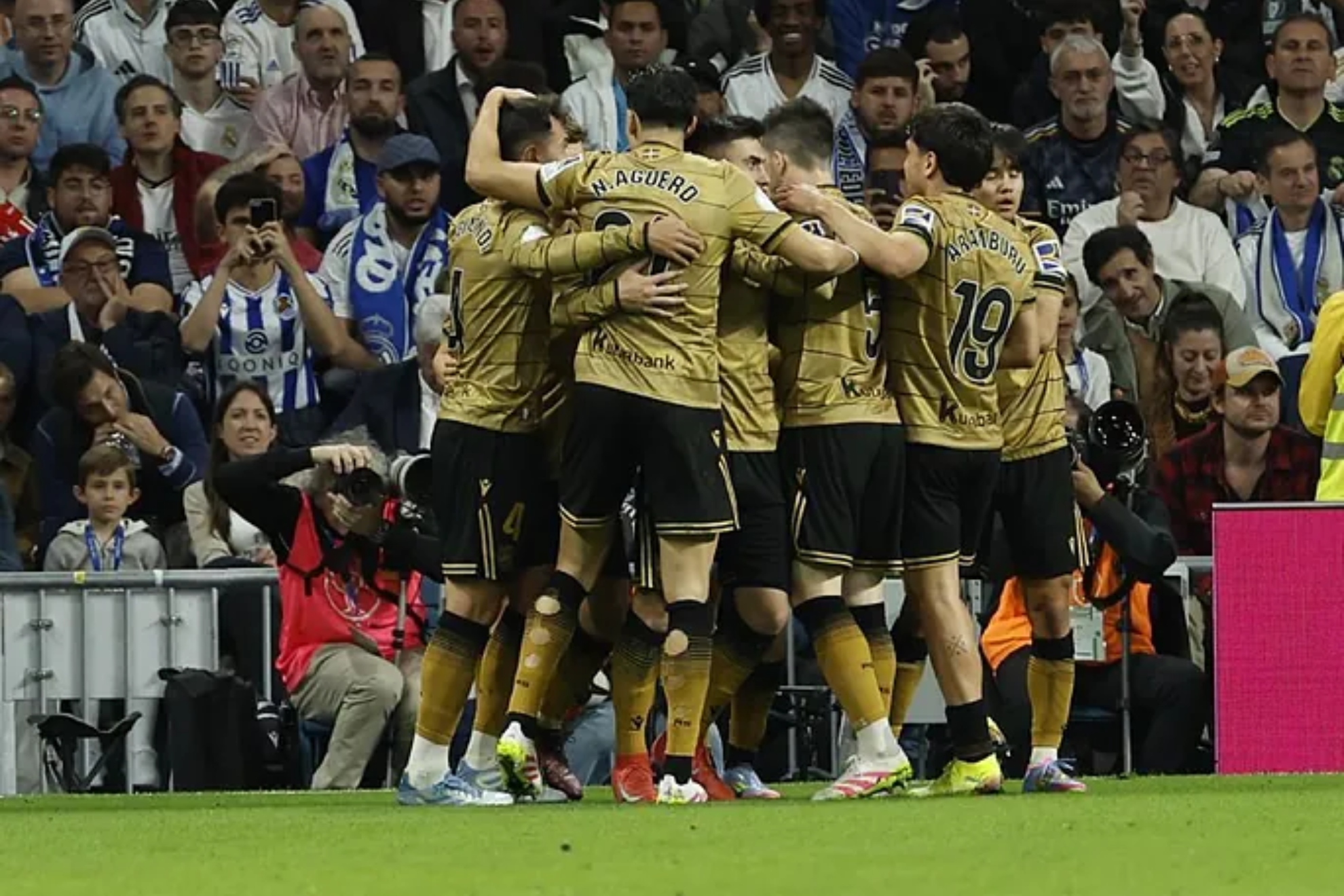Los jugadores de la Real celebran un gol en el Bernabéu, en su último partido en Copa.