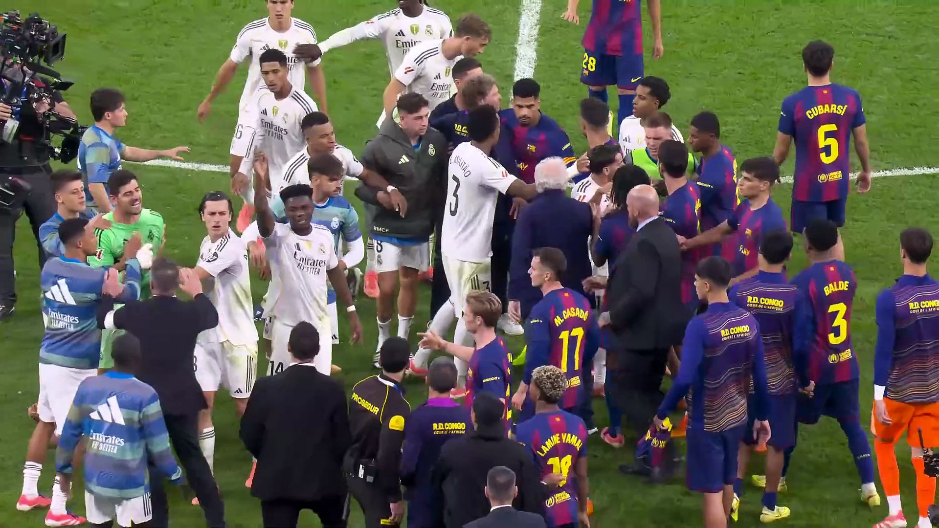 Alta tensión entre los compañeros de selección que acabó con numerosos jugadores blancos encarándose con el delantero azulgrana.