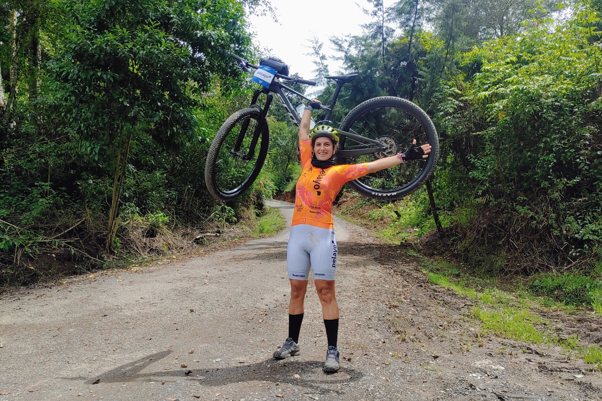 Eduina Rodríguez durante una de las etapas de bici de montaña.