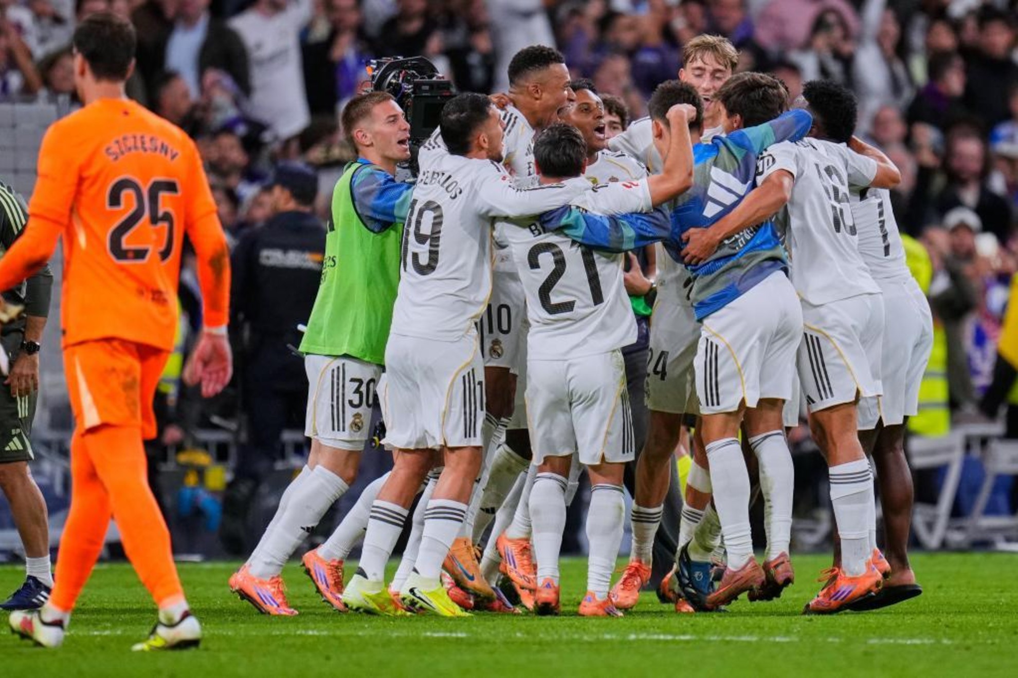 El Real Madrid celebra un gol en El Clásico