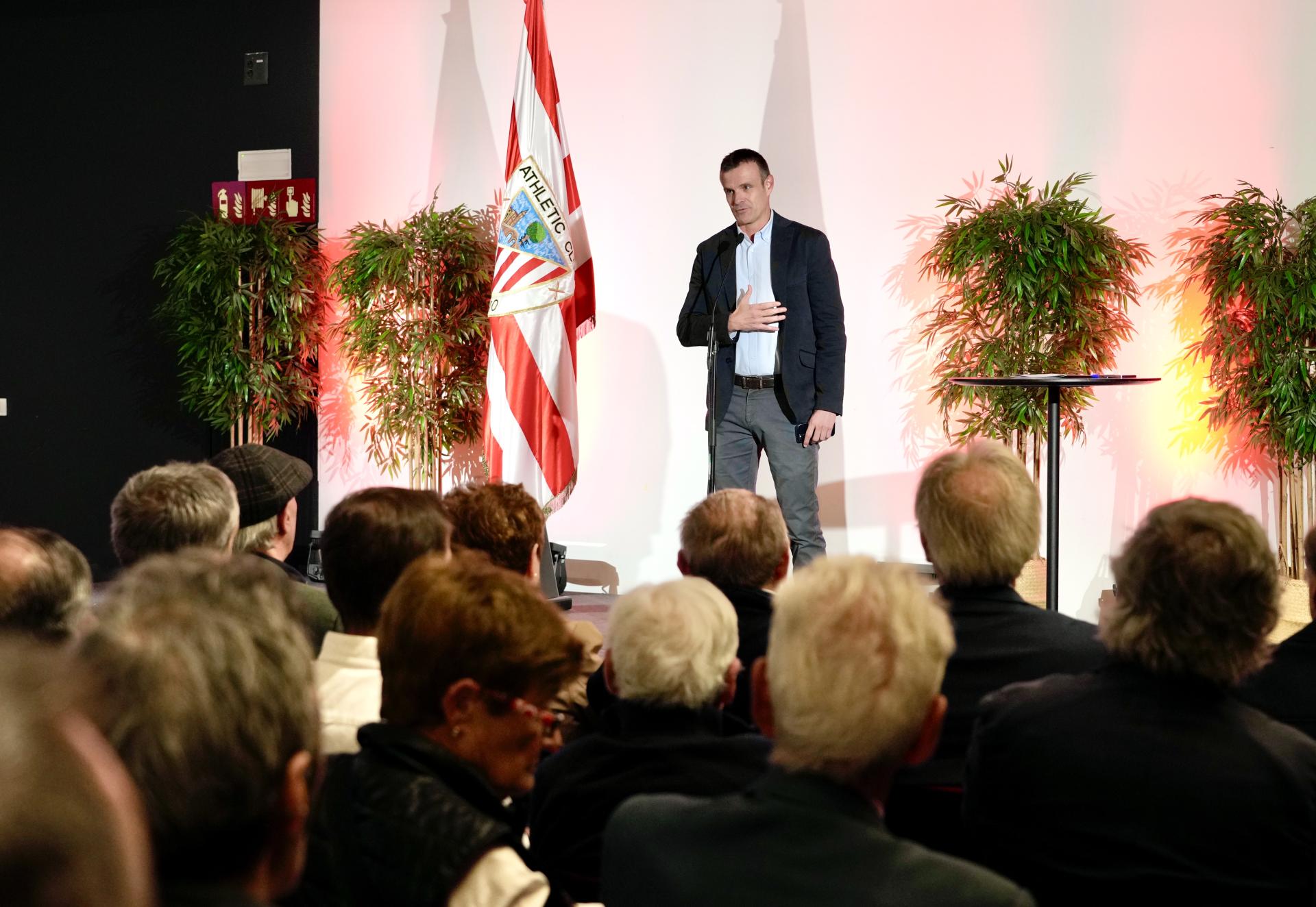 Uriarte toma la palabra en un acto de reconocimiento a socios ATHLETIC CLUB