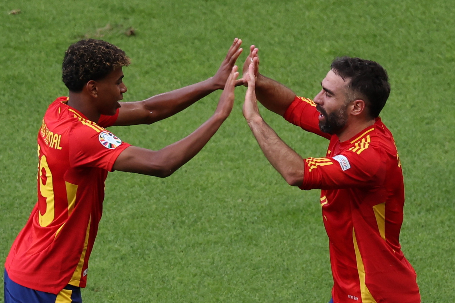 Carvajal y Lamine celebran el 3-0 a Croacia en la Euro que fabricaron entre ellos