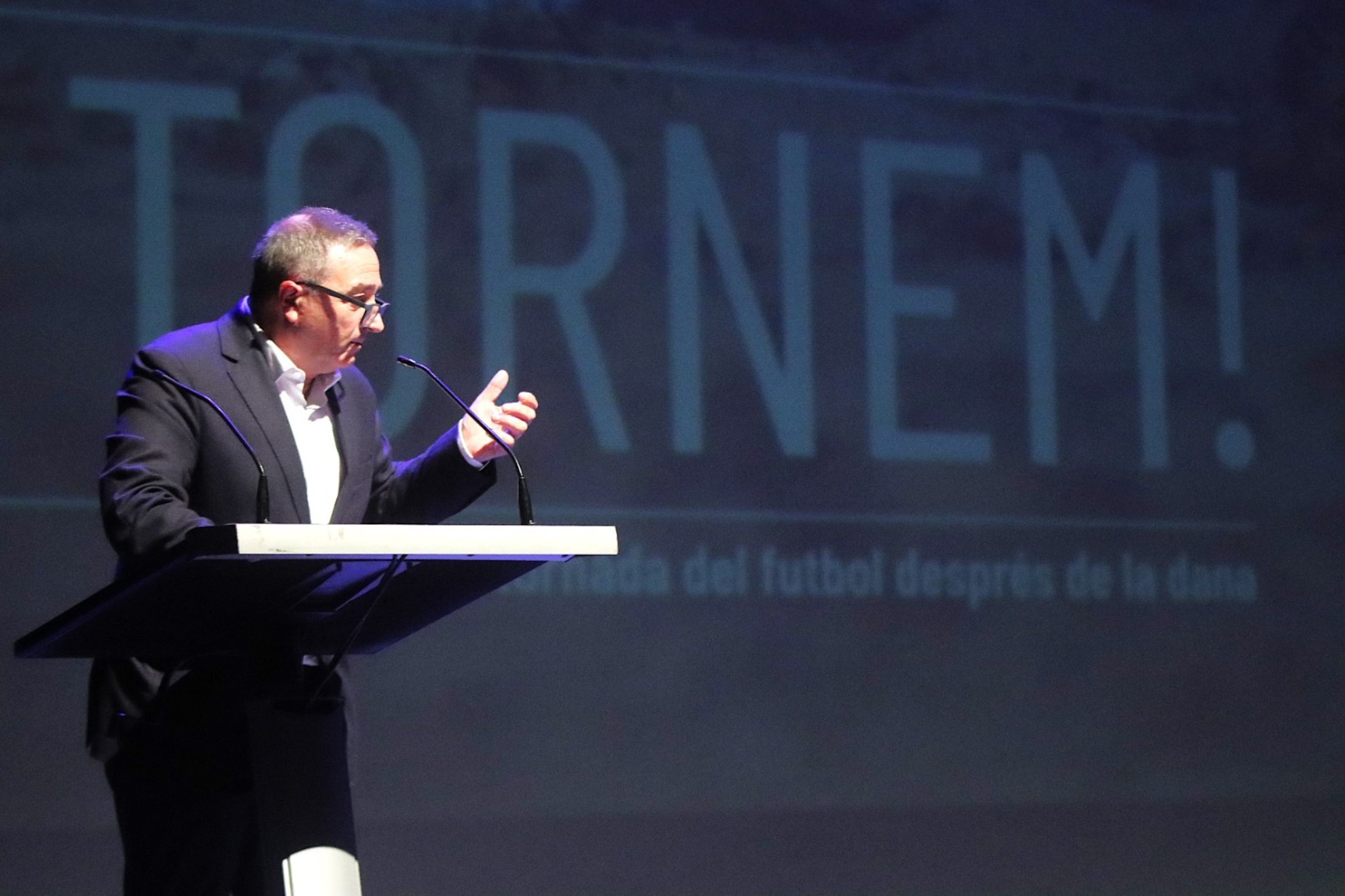 Salva Gomar, presidente de la Federación Valenciana de Fútbol, se dirige al público.