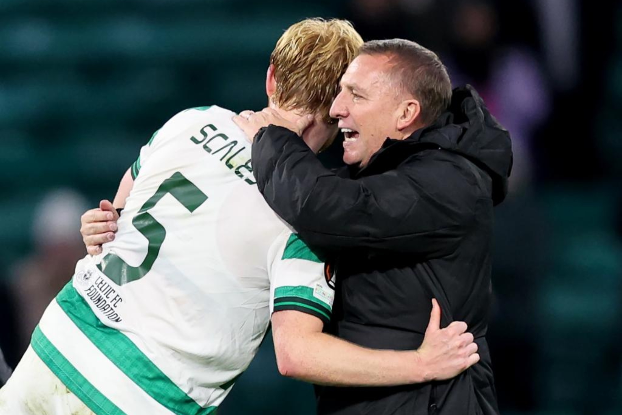 Brendan Rodgers se abraza a Scales.