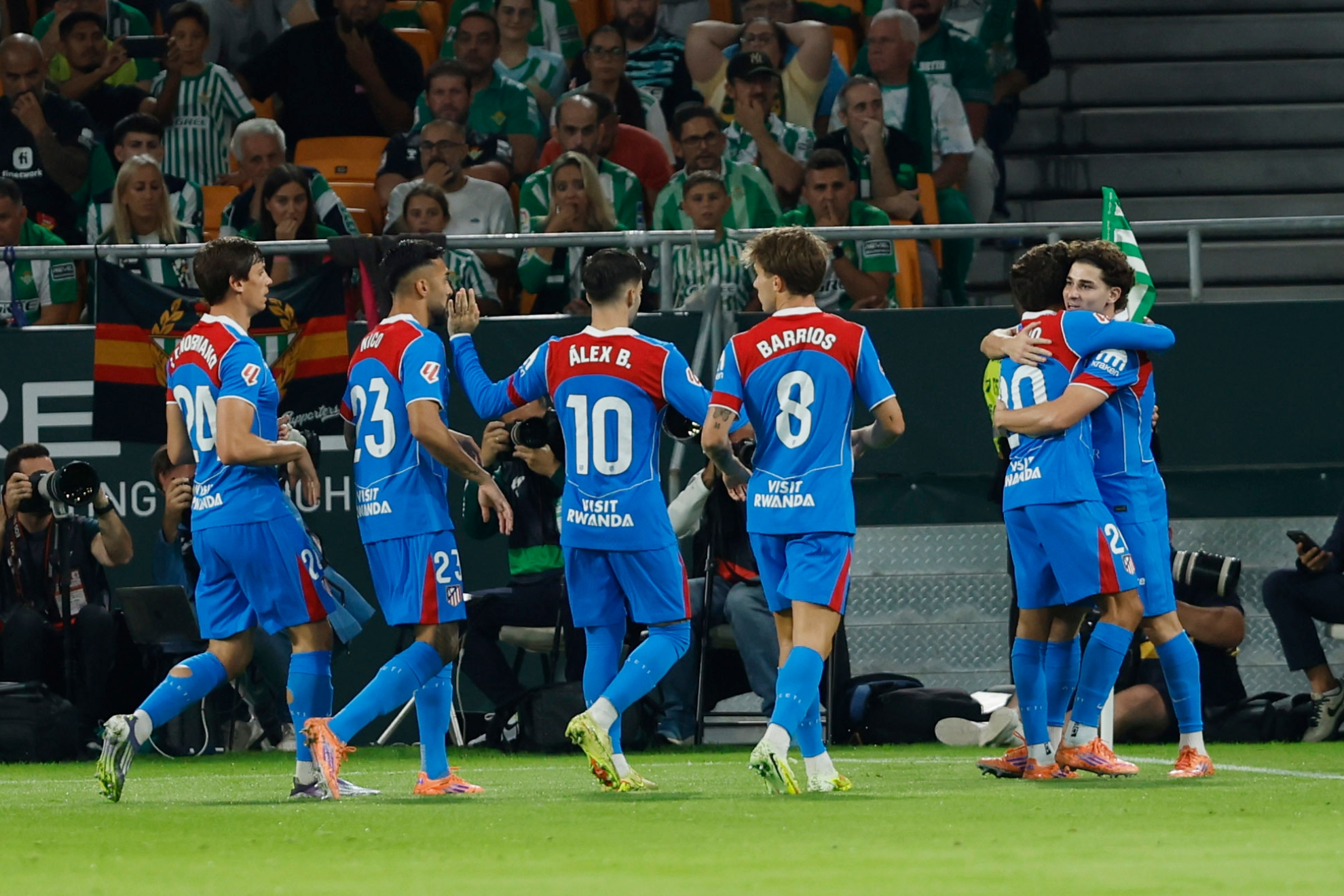 Los jugadores del Atlético celebrando un gol ante el Betis.