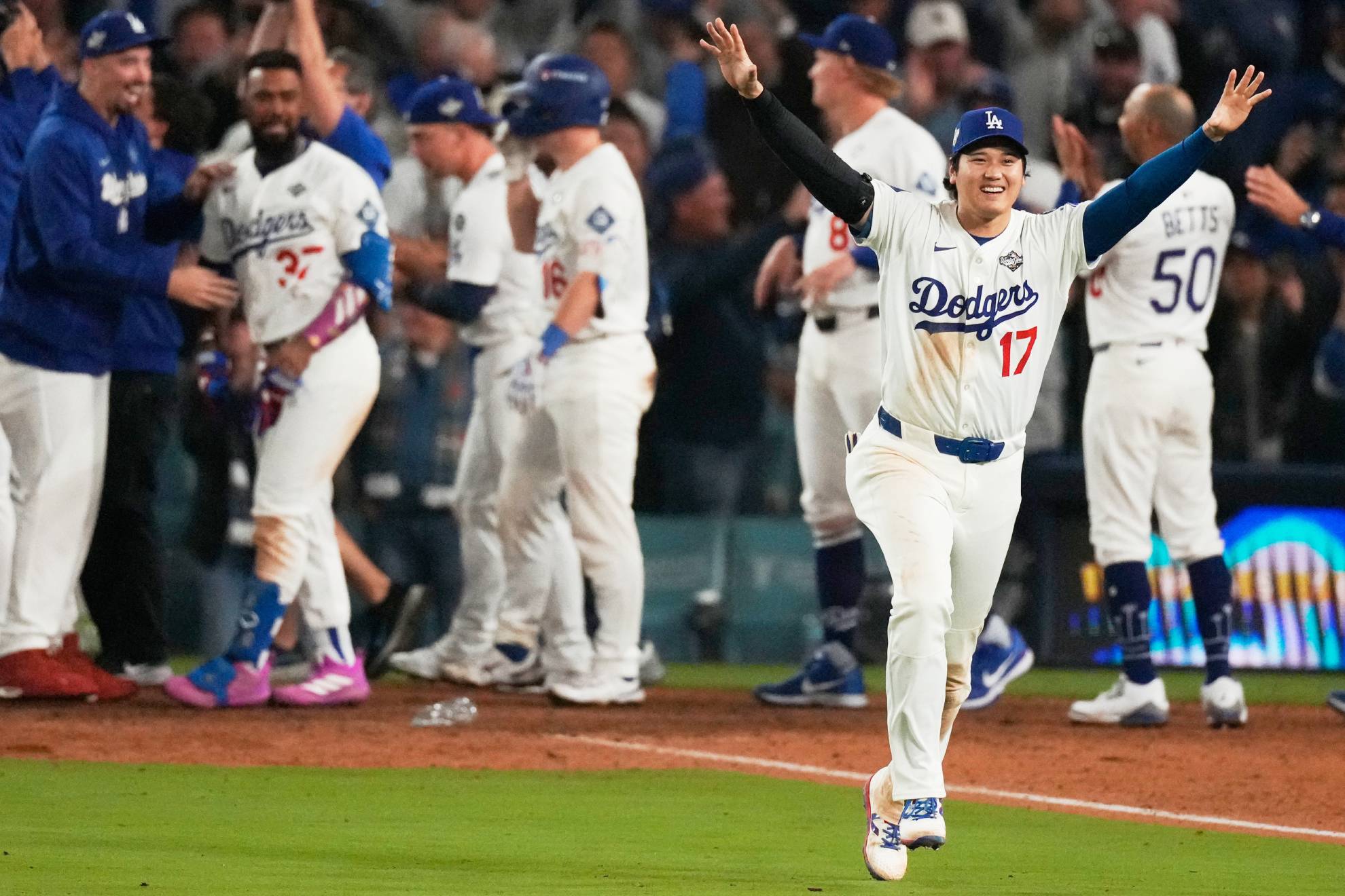 Los Dodgers de Ohtani se adelantan 2-1 a los Blue Jays en la Serie Mundial en un partido de récord