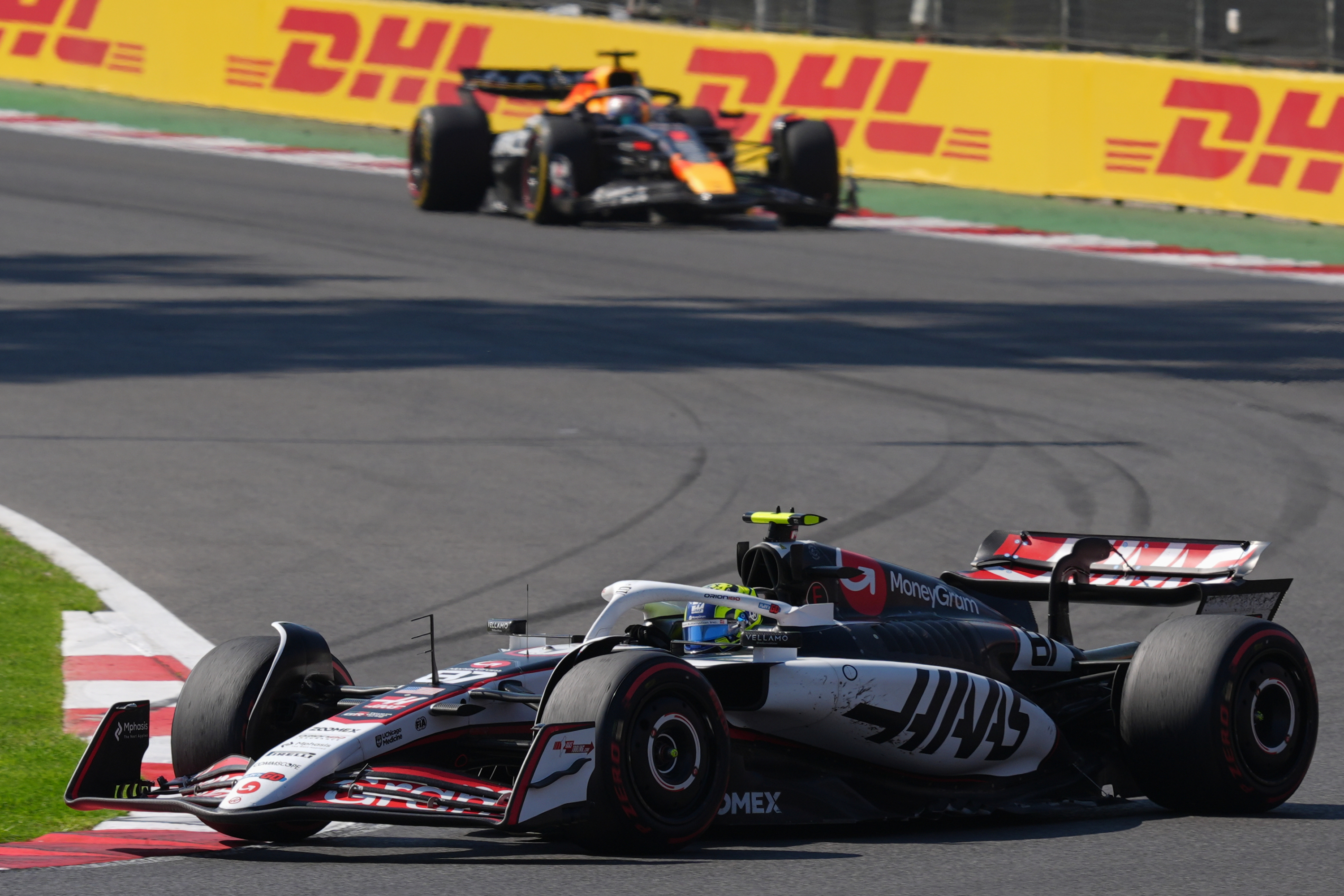 Oliver Bearman, perseguido por Max Verstappen en el GP de México.