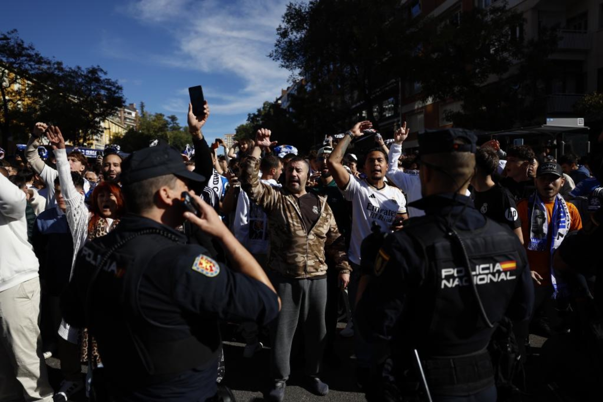La Policia Nacional en los aledaños del Bernabéu durante la tarde del Clásico.