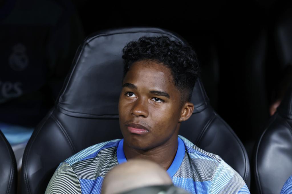 Endrick en el banquillo del Bernabéu
