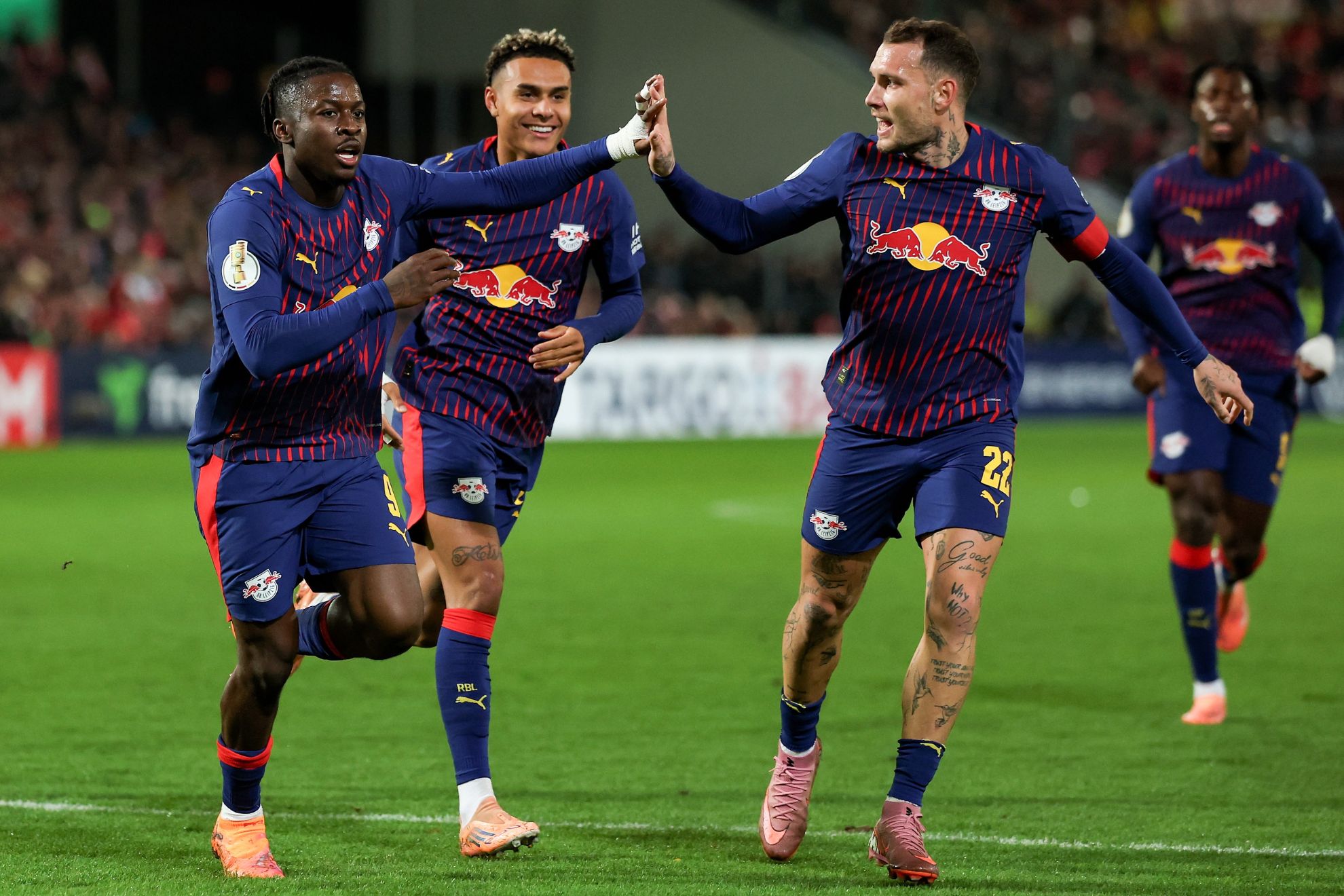 Bakayoko, celebrando su gol junto a Raum