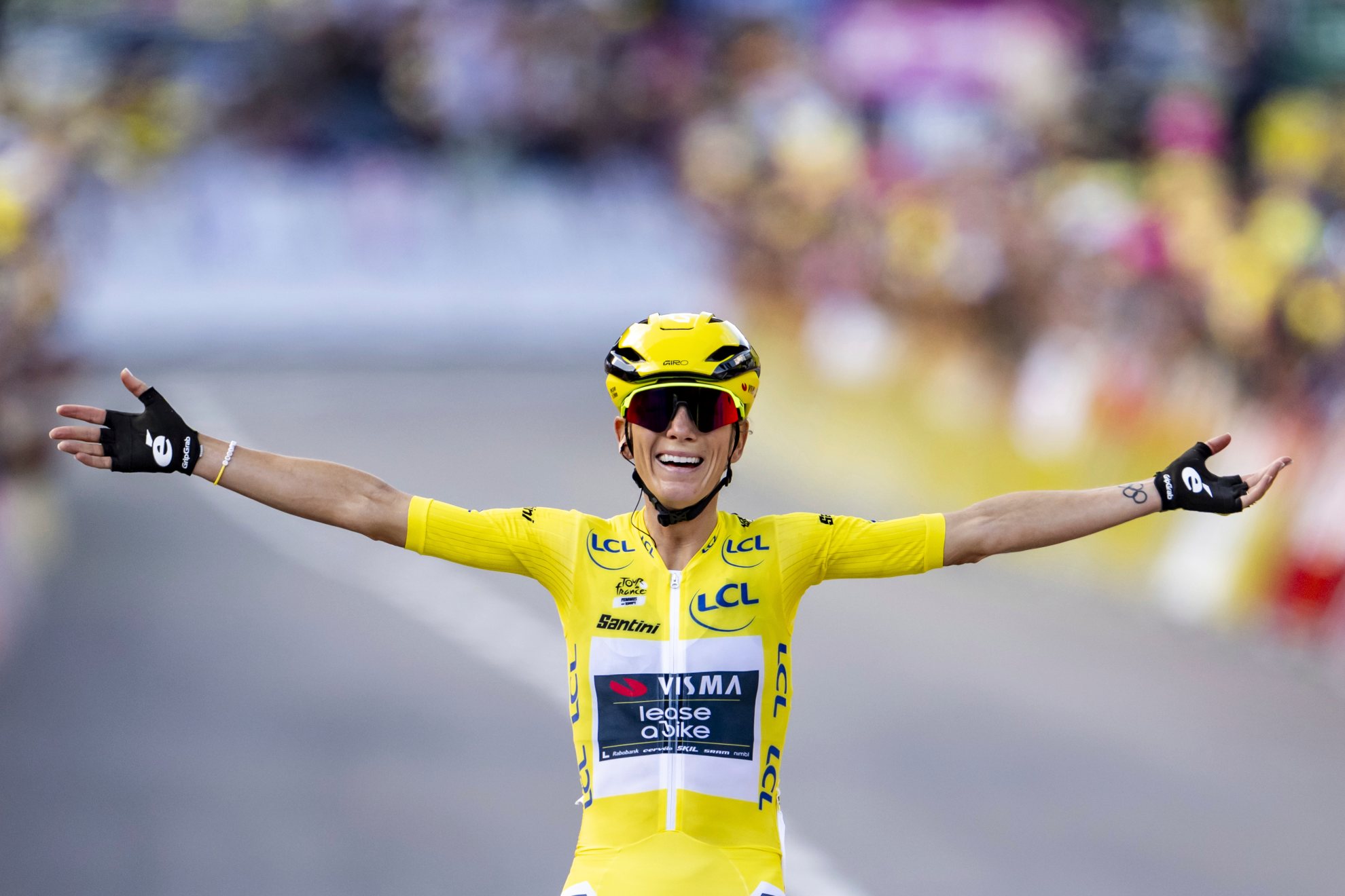 Pauline Ferrand-Prévot cruza la meta en Chatel para confirmar su victoria en la última etapa del Tour.