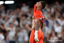 Guille Vallejo, se muerde la camiseta durante un partido de esta temporada