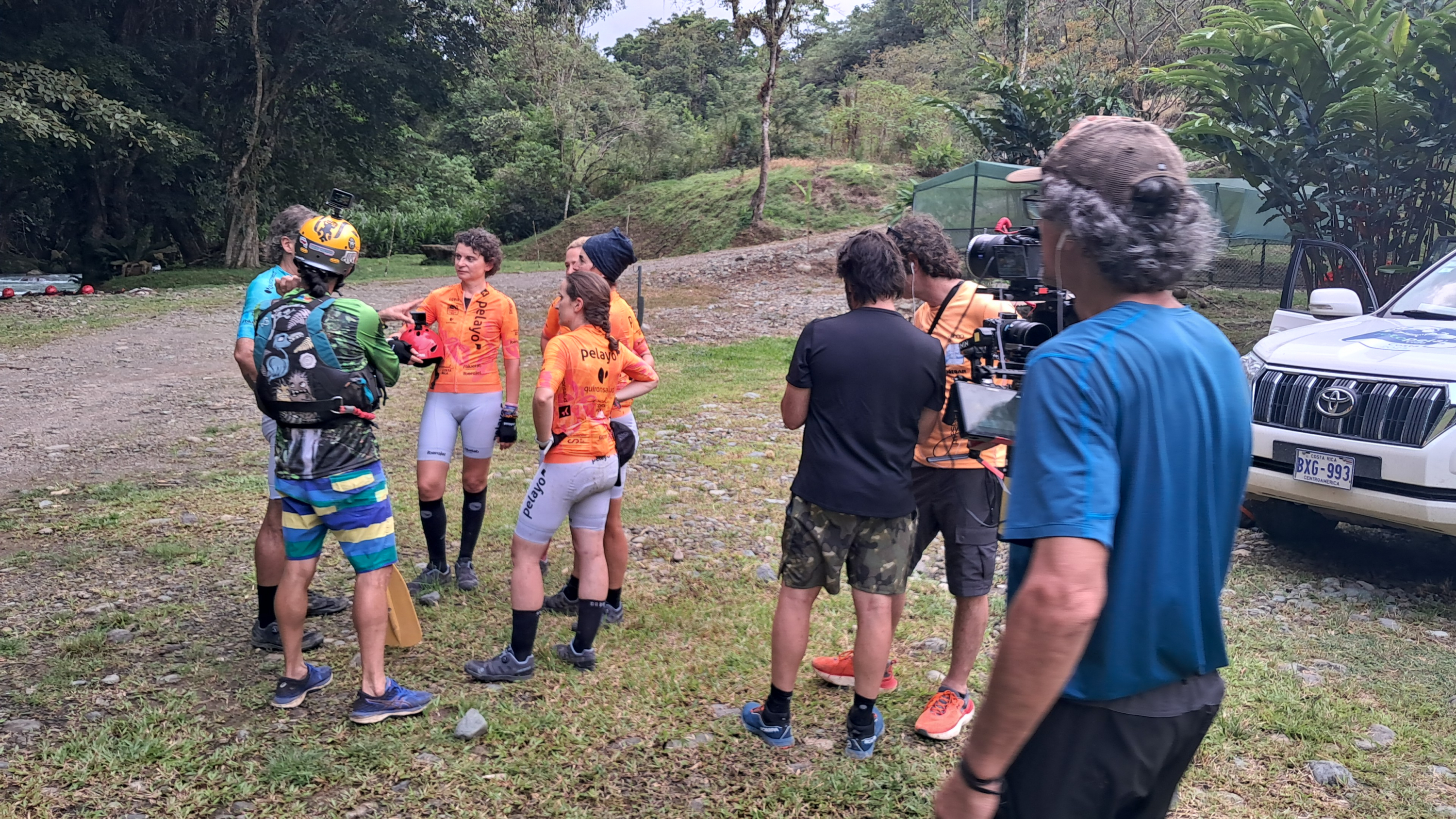 Un momento de la grabación antes del rafting