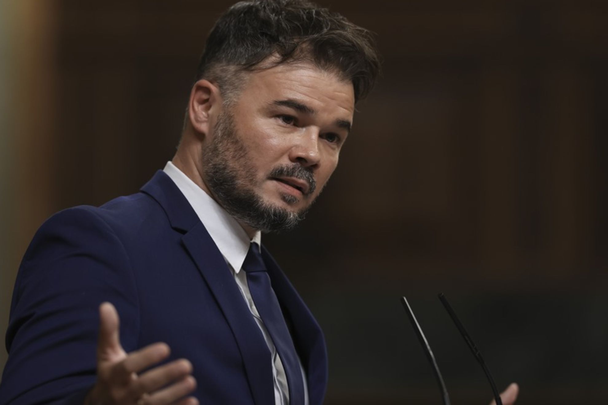 Rufián señala la espantada de PP y VOX cuando se sube a la tribuna para ...