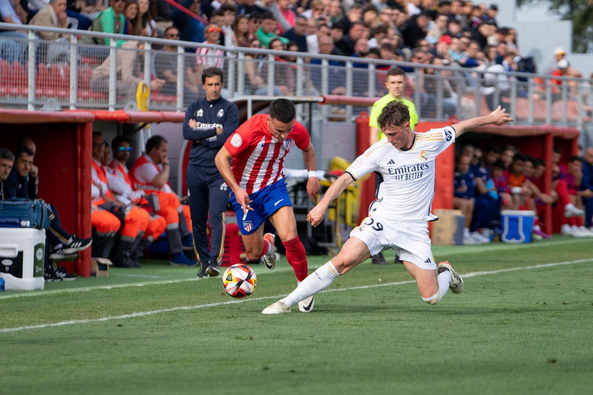 Cuenca, en un derbi con el Castilla, con Raúl al fondo en el banda.