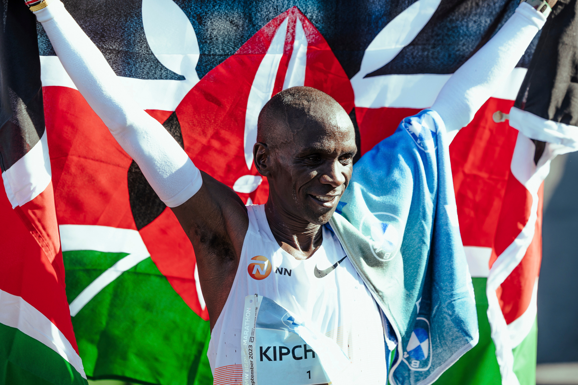 Eliud Kipchoge celebra su victoria en el Maratón de Berlín de 2023.